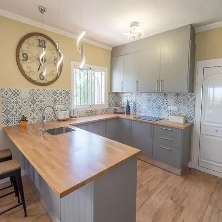 וילה Leonie, Private Pool, Jacuzzi, 8p *